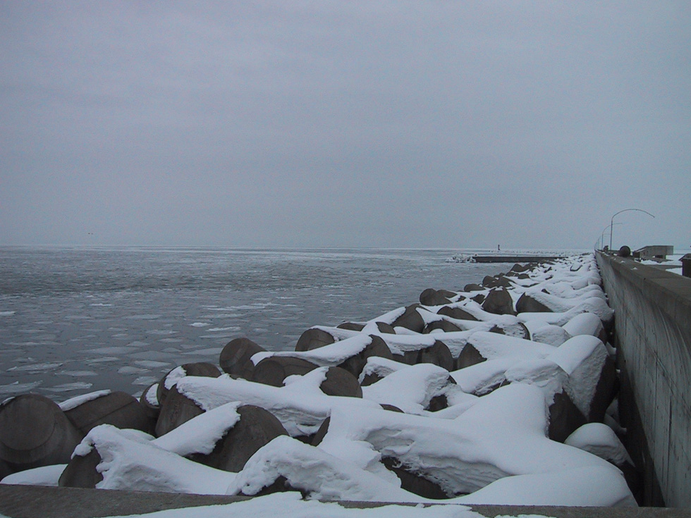 フリー素材 画像 防波堤に押し寄せる流氷のきれいな冬の景色 無料 株式会社カムラック 障害者就労継続支援a型 B型 就労移行支援 相談支援
