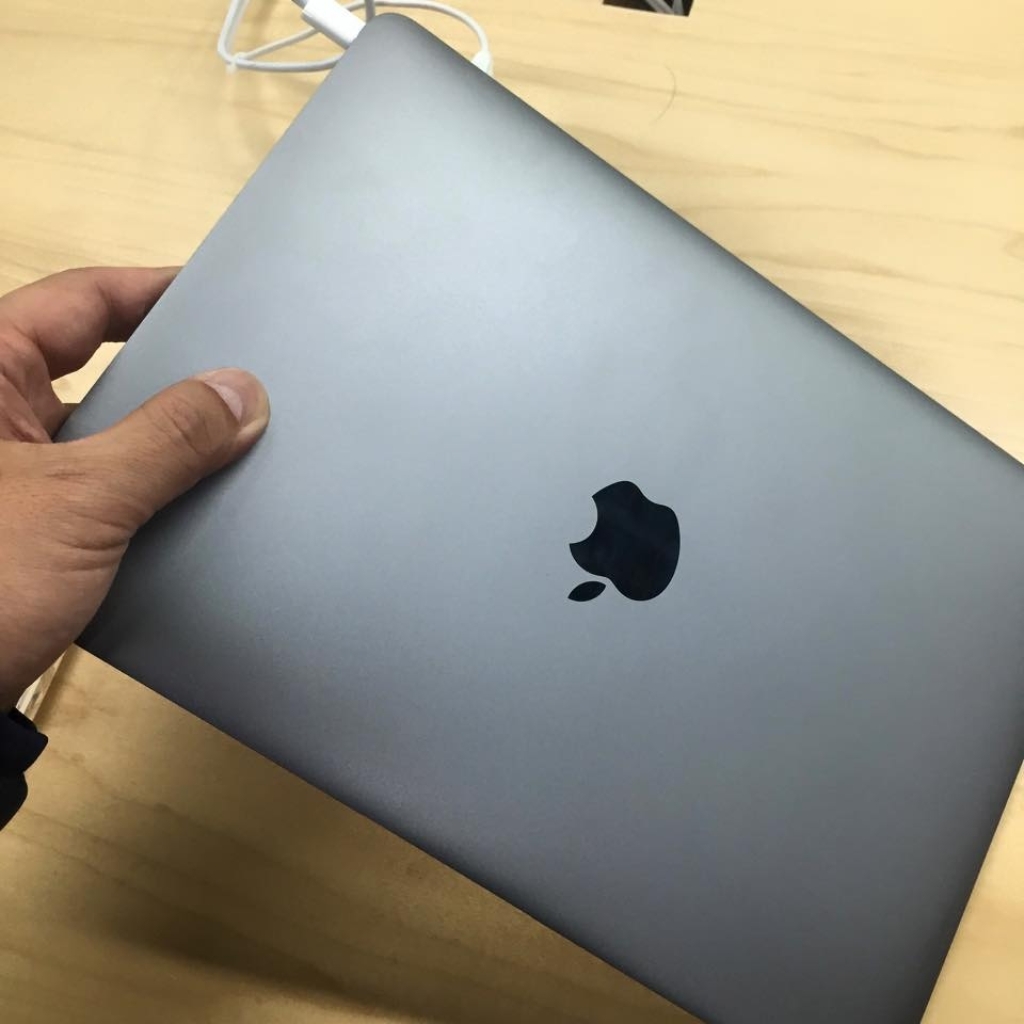 MacBook Pro グレー